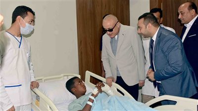 محافظ الأقصر يزور المصابين في حادث أتوبيس إسنا ويصرف مساعدات فورية لأسرهم 