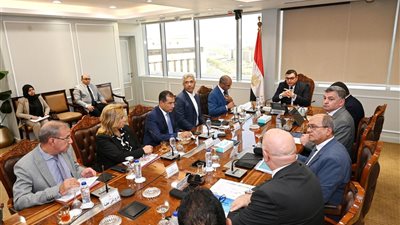 وزير الإسكان يتابع الموقف التنفيذي لمشروعات 
