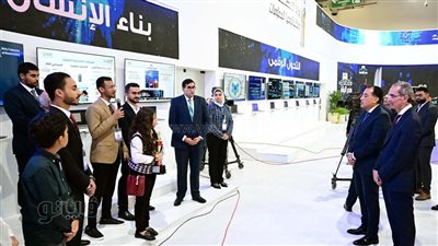 طفلة تُبهر مدبولي بقصة نجاحها في الذكاء الاصطناعي داخل Cairo ICT (صور) 