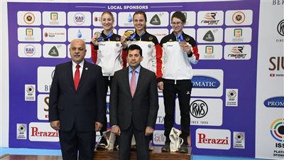 أشرف صبحى يسلم أبطال مصر ميداليات بطولة العالم للرماية 2025