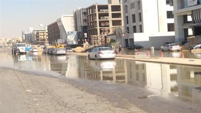 تحويلات مرورية بشارع التسعين في التجمع بسبب ماسورة مياه مكسورة (صور)