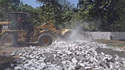 تنفيذ 5 حالات إزالة لـ تعديات على الأراضي بمدينة الإسماعيلية (صور)