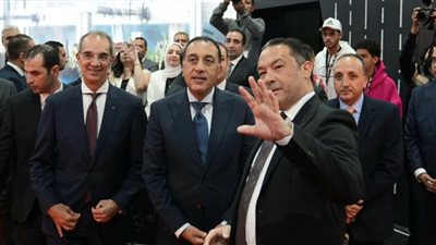 رئيس الوزراء يتفقد جناح شركة أورنچ مصر بمعرض Cairo ICT