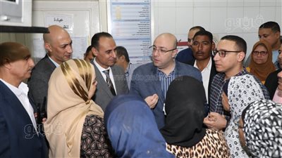 محافظ بني سويف يزور قرية الدوالطة ويكلف بحل شكاوى الأهالي