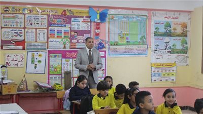 مدير تعليم الجيزة يجري جولة مفاجئة بالمدارس للتأكد من الانضباط ومستوى القراءة