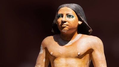 المتحف المصري بالتحرير يكشف قصة الكاتب الجالس على ورقة الـ 200 جنيه