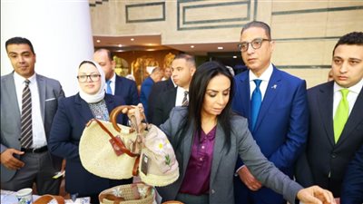 وزيرة التضامن تتفقد معرض 