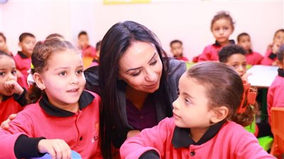 وزيرة التضامن ومحافظ الفيوم يتابعان المشروعات الإنتاجية لمصنع الغزل والنسيج بقرية العزب (صور)