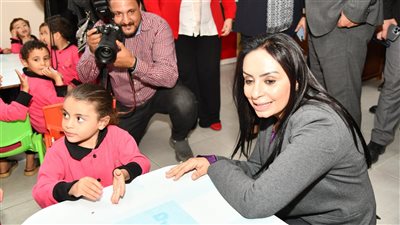 ينتج 14000 قطعة، وزيرة التضامن ومحافظ الفيوم يزوران مصنع الملابس الجاهزة 