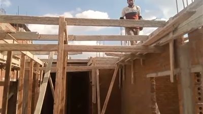 إزالة دور رابع علوي وفك شدة خشبية بدون ترخيص خلال حملة تعديات بدمنهور 
