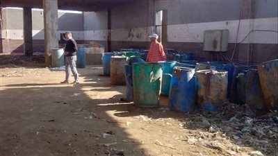 ضبط مصنع أعلاف غير مرخص بمركز الصف يستخدم مخلفات الدواجن في الإنتاج