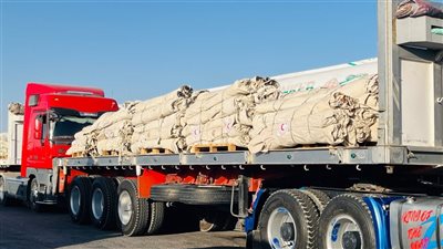 الهلال الأحمر يعزز دعم أهالي غزة بمستلزمات شتوية وغذائية وبترولية (صور)