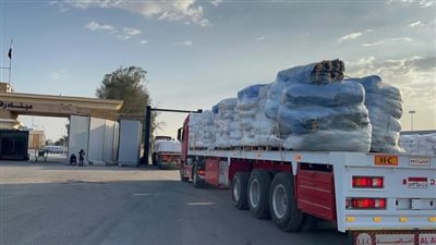 الهلال الأحمر يدفع بقافلة «زاد العزة» الـ 75 محملة باحتياجات الشتاء لأهالي غزة