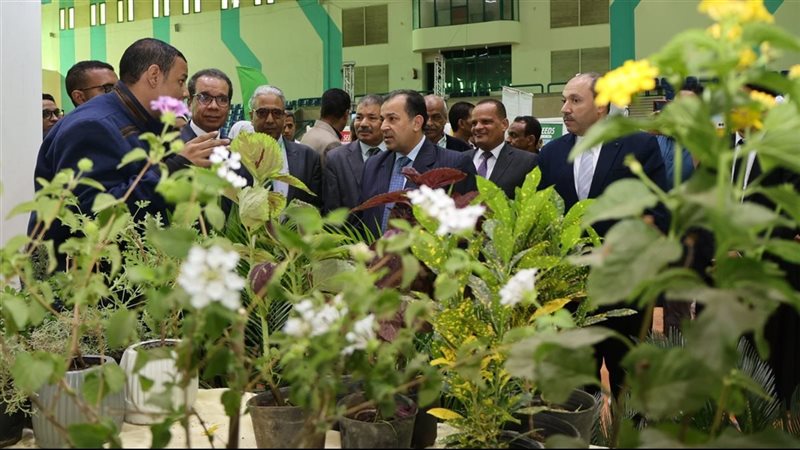 رئيس جامعة قنا يفتتح