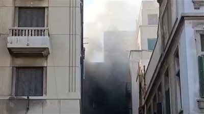 حريق هائل بمنطقة المنشية بالإسكندرية، والحماية المدنية تحاول السيطرة على النيران