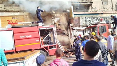 المعاينة المبدئية: ماس كهربائي وراء حريق أكشاك المنشية بالإسكندرية