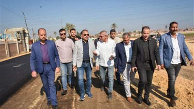 محافظ الشرقية يتفقد أعمال رصف ورفع كفاءة طريق القنايات