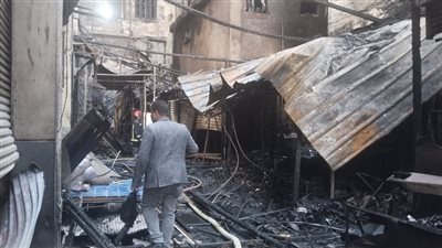 5 صور ترصد تفحم البضائع بحريق أكشاك شارع ميدان التحرير بالإسكندرية 