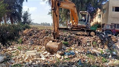 أهالي البندرة بالغربية يستغيثون من الروائح الكريهة والبيئة تشن حملة لإزالة التراكمات