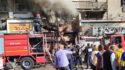 6 صور ترصد حريق أكشاك منطقة المنشية في الإسكندرية