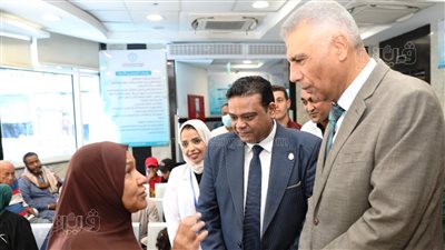 محافظ أسوان يتفقد مستشفى الرمد ويطمئن على جودة الخدمات الطبية والعلاجية (صور)