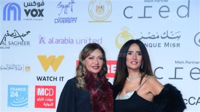 زينة وليلى علوي تلتقطان صور تذكارية على ريد كاربت 