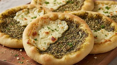 طريقة عمل فطاير الجبنة بالزعتر، عجينة هشة ولذيذة