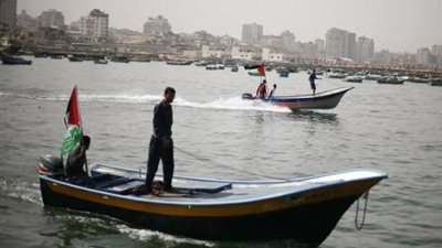 الاحتلال يجبر صيادي غزة على التجرد من ملابسهم ويعتقلهم على الزوارق البحرية