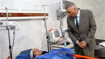 محافظ أسوان يتواصل تليفونيًا مع أولياء أمور الحالات المصابة في انقلاب أتوبيس رحلة الأطفال