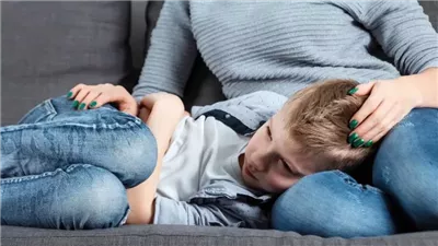 وصفات طبيعية لعلاج آلام البطن للأطفال، حلول آمنة وفعّالة من البيت