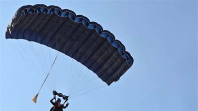 انطلاق المهرجان الدولي للباراموتور والقفز بالمظلات من منطقة أهرامات الجيزة 