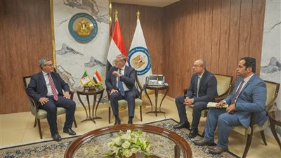 وزير البترول يبحث مع سفير الجزائر تعزيز التعاون في مجالات الطاقة والغاز