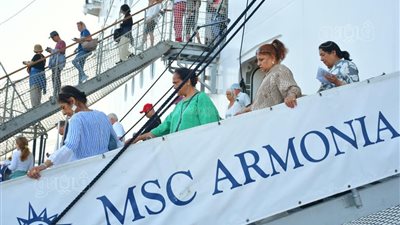 بأنغام السمسمية، ميناء بورسعيد يستقبل 2700 سائح على متن السفينة «MSC Armonia» (صور وفيديو)