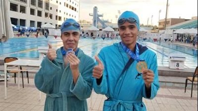 رئيس جامعة بنها يهنئ الطالب أحمد صابر لحصوله على بطولة الجمهورية للسباحة