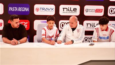 مشهد مؤثر،ابنا محمد صبري يشهدان تكريم والدهما بالثالثة يمين في مباراة الزمالك وزيسكو (فيديو)