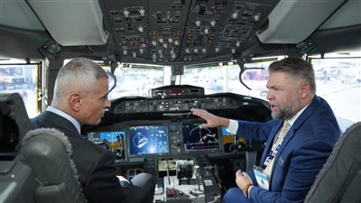 رئيس القابضة لمصر للطيران في زيارة تفقدية لطائرة Boeing 777X