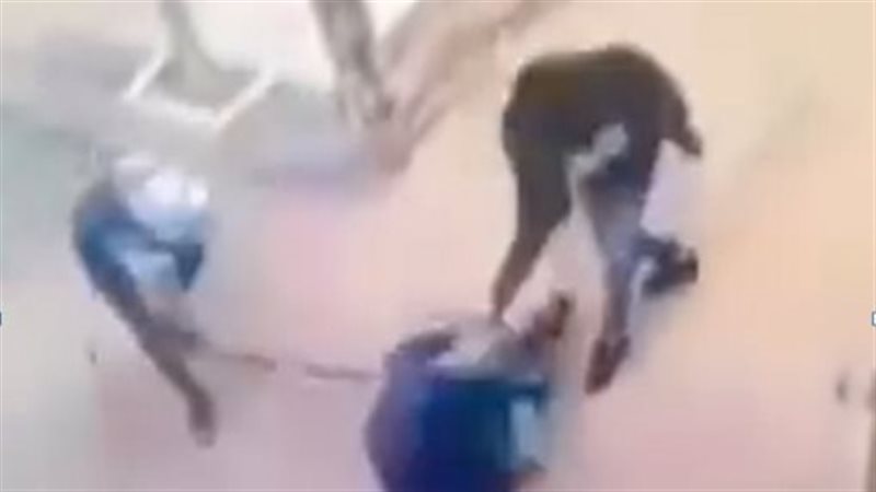 تحطيم جسد عامل اعترض