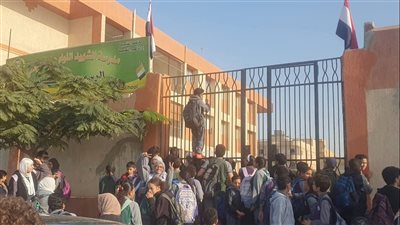 تعليم القليوبية تعلق على تكدس الطلاب أمام إحدى المدارس: نطبق لائحة الانضباط ولم نخالف التعليمات