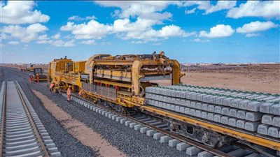 شاهد، أعمال تركيب القضبان والفلنكات بمشروع الخط الأول من شبكة القطار الكهربائي السريع 