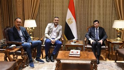 أشرف صبحي يلتقي رئيس مكتب دوري كرة السلة الأمريكي NBA بمصر