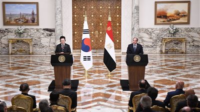 قمة مصرية كورية بالقاهرة.. السيسي يشيد بالتجربة التنموية بكوريا الجنوبية.. ويدعو لزيادة حجم أعمال الشركات واستثماراتها في صناعة السيارات وبناء السفن والذكاء الاصطناعي والبتروكيماويات والتعدين