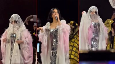 بإطلالة مثيرة للجدل، هيفاء وهبي تغني بالخليجي خلال حفلها بالرياض (فيديو)