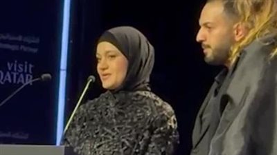 والدة هند رجب تبكي الحضور في افتتاح مهرجان الدوحة السينمائي 2025