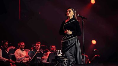 بموسيقى وبدون، مي فاروق تطرب جمهور موسم الرياض بمهرجان الغناء بالفصحى (فيديو)