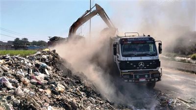 رفع 120 طن مخلفات من المحطة الوسيطة بكوم أمبو في أسوان (صور)