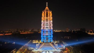 برج نانجينغ بالصين يتزين باسم الجيزة خلال مشاركتها في حوار رؤساء البلديات