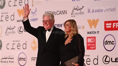 حسين فهمي وخالد يوسف يصلان ريد كاربت ختام مهرجان القاهرة السينمائي الدولي (صور) 