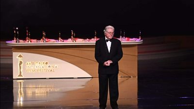 حسين فهمي بحفل ختام القاهرة السينمائي: قوة السينما في إبقاء الحقيقة حيّة