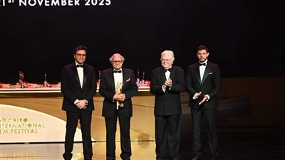 تكريم مدير التصوير محمود عبد السميع بجائزة الهرم الذهبي بالقاهرة السينمائي 