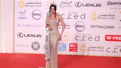 ميس إيجيبت وملكة جمال العرب على السجادة الحمراء لحفل ختام مهرجان القاهرة السينمائي (صور) 